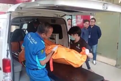Jenazah korban saat tiba di Rumah Sakit (RS) Polri Kramat Jati, Jakarta Timur, Kamis (21/8/2025) pagi, guna dilakukan proses autopsi untuk mengetahui penyebab pasti tewasnya korban. Foto: Ist