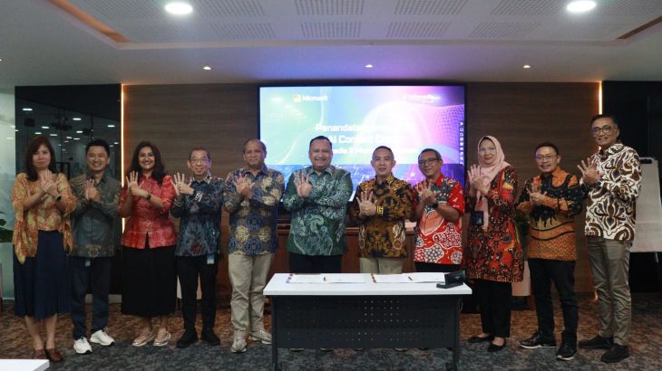 (kiri ke kanan) Senior Account Director Microsoft Indonesia Wanda Prasetya, ASEAN ABP Activation GTM Indonesia  Budi Susanto, Director Specialist Sales Business Application Microsoft  Shewata Verma, COO Microsoft Indonesia  Wahyudi, Project Lead Global Strategic partner Team 2 Ahmad Hidayat, Country General Manager Microsoft Indonesia  Dharma Simorangkir, Direktur Utama PT Infomedia Nusantara Eddy Sofryano, VP Integrated Portfolio Management Telkom  Candra Kusuma Wardhana, VP Business Parenting & Risk Management  Ervia Tissyaraksita Devi, Direktur Marketing and Sales Infomedia  Sujito, Direktur Solution and Business Development Infomedia Andri Wibawanto saat acara penandatanganan kolaborasi AI Contact Center di Jakarta, pada Jumat (22/8/2025). Foto: Telkom Indonesia