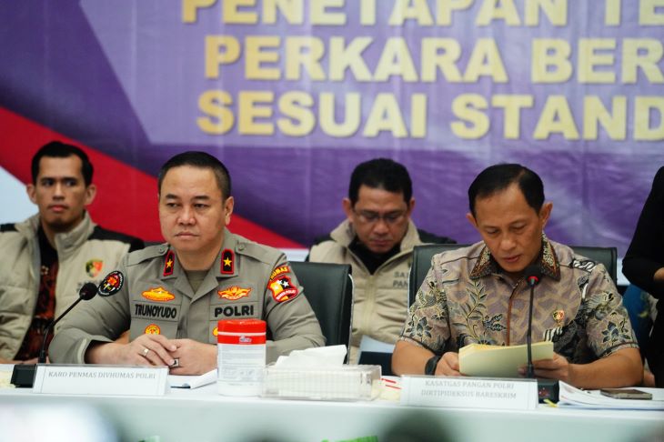 Kasatgas Pangan Polri, Brigjen Pol. Helfi Assegaf (kanan) saat konferensi pers di Mabes Polri, Jakarta, Jumat (1/8/2025). Foto: Polri