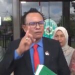 Kuasa Hukum Ahli Waris Brata Ruswanda, Poltak Silitonga, saat memberikan keterangan pada awak media terkait status objek tanah seluas 10 hektar berada di Jalan Padat Karya, Kampung Baru, Kabupaten Kotawaringin Barat (Kobar), Kalimantan Tengah (Kalteng), sudah diputus pengadilan, Selasa (26/8/2025). Foto: Ist