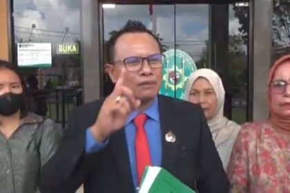 Kuasa Hukum Ahli Waris Brata Ruswanda, Poltak Silitonga, saat memberikan keterangan pada awak media terkait status objek tanah seluas 10 hektar berada di Jalan Padat Karya, Kampung Baru, Kabupaten Kotawaringin Barat (Kobar), Kalimantan Tengah (Kalteng), sudah diputus pengadilan, Selasa (26/8/2025). Foto: Ist