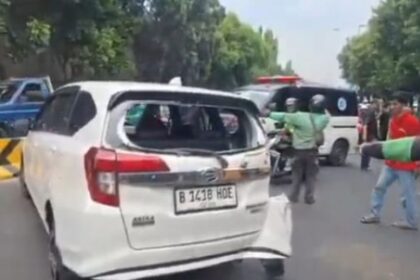 Kondisi mobil Daihatsu Sigra warna putih dengan nopol B 1418 HOE ringsek setelah mengalami kecelakaan beruntun melibatkan mobil, bajaj dan sepeda motor terjadi di Jalan DI Pandjaitan, Kecamatan Jatinegara, Jakarta Timur, Kamis (28/8/2025) siang. Foto: Joesvicar Iqbal/ipol.id