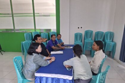 Wakil Ketua LPSK, Susilaningtias, bersama tim Biro Penelaahan dan Permohonan (BPP) saat melakukan penjangkauan lapangan sekaligus menerima permohonan perlindungan Ibu kandung korban di Kota Kupang, dalam kasus tewasnya prajurit TNI berinisial LN dari Teritorial Pembangunan (TP) 834 Wakanga Mere Nagekeo, Nusa Tenggara Timur (NTT), Rabu (20/8/2025). Foto: Ist