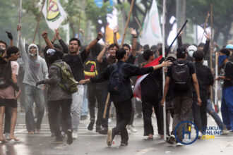 Ribuan mahasiswa dan pelajar saat menggelar aksi demonstrasi memenuhi kawasan Senayan, Jakarta, yang berujung bentrok dengan aparat keamanan, Kamis (28/8/2025). Foto: RES