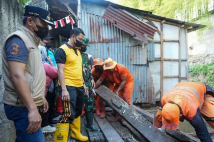 Wali Kota Jakarta Timur (Jaktim), Munjirin saat memimpin jajaran Pemerintah Kota Administrasi Jakarta Timur, dalam aksi kerja bakti bersama warga di lingkungan RW 01, Kelurahan Rawa Bunga, Kecamatan Jatinegara, Minggu (3/8/2025) pagi. Foto: Ist