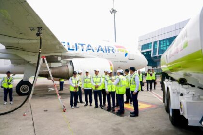 Peluncuran penerbangan perdana Pertamina Sustainable Aviation Fuel (SAF) berbahan baku Used Cooking Oil (UCO) atau minyak jelantah yang dilakukan oleh maskapai Pelita Air, anak usaha Pertamina, dengan rute penerbangan Jakarta - Bali di Terminal 3 Bandara Soekarno Hatta, Jakarta. Foto: Dok Pertamina