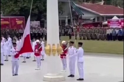 Momen terjadinya Insiden Bendera Merah Putih Terbalik saat Upacara HUT ke-80 RI di Mamasa. Foto: Tangkap layar IG @medsoszone