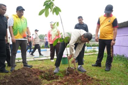 Wali Kota Jakarta Timur, Munjirin, bersama Wakil Wali Kota Jakarta Timur, Kusmanto, Wakapolres Metro Jakarta Timur, AKBP Agung Nugroho, Pelaksana Tugas Camat Kramat Jati, Mujiono, Wakil Camat Kramat Jati, Diman, dan jajaran, saat penanaman pohon duku di Waduk Dukuh 1, RW 01, Kelurahan Dukuh, Kecamatan Kramat Jati, Jumat (8/8/2025). Foto: Ist