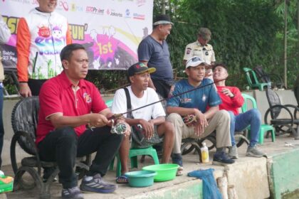 Wali Kota Jakarta Timur, Munjirin, bersama Ketua Pena Timur, Rio Manik dan Ketua Panitia Mancing, Nurito, dalam kegiatan lomba mancing memperebutkan Piala Wali Kota Jaktim digelar Pemerintah Kota Administrasi Jakarta Timur bersama Pena Timur di Pemancingan Ita, Kelurahan Lubang Buaya, Kecamatan Cipayung, Sabtu (23/8/2025) siang. Foto: Joesvicar Iqbal/ipol.id