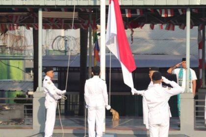 Sejumlah Warga Binaan, narapidana tindak pidana terorisme (napiter) saat mengibarkan bendera merah putih dalam Upacara peringatan Hari Ulang Tahun (HUT) Republik Indonesia ke-80 di Lembaga Pemasyarakatan (Lapas) Kelas I Cipinang, Jakarta, Minggu (17/8/2025). Foto: Ist