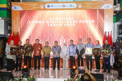 Gubernur DKI Jakarta Pramono Anung, Wakil Ketua DPRD DKI Rany Mauliani, dan Wakil Ketua DPRD Provinsi DKI Jakarta Basri Baco menghadiri acara Pengumuman Pemenang Lomba Digitalisasi Pasar Tahun 2025 di Pasar Tanah Abang, Jakarta Pusat. Foto: dok. Sekretariat DPRD Provinsi DKI Jakarta