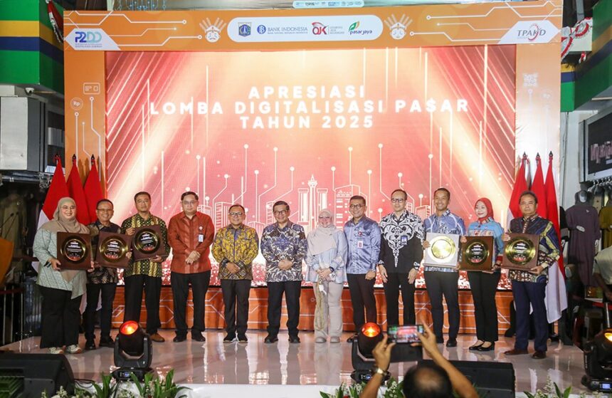 Gubernur DKI Jakarta Pramono Anung, Wakil Ketua DPRD DKI Rany Mauliani, dan Wakil Ketua DPRD Provinsi DKI Jakarta Basri Baco menghadiri acara Pengumuman Pemenang Lomba Digitalisasi Pasar Tahun 2025 di Pasar Tanah Abang, Jakarta Pusat. Foto: dok. Sekretariat DPRD Provinsi DKI Jakarta