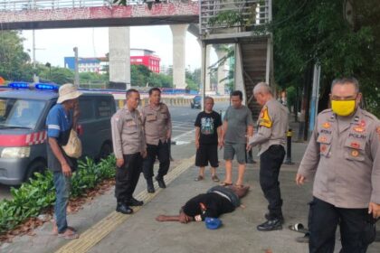 Aparat Polsek Pulogadung mengamankan terduga pelaku penganiayaan di Jalan Pemuda II, Kelurahan Rawamangun, Kecamatan Pulogadung, Jakarta Timur, pada Selasa (5/8/2025). Foto: Ist