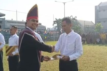 Kepala Lapas Kelas I Cipinang, Wachid Wibowo saat memberikan remisi kepada Warga Binaan, bertepatan pada perayaan Hari Ulang Tahun (HUT) Kemerdekaan Republik Indonesia (RI) ke-80, Minggu (17/8/2025). Foto: Ist