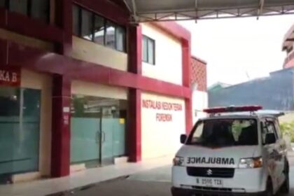 Jenazah korban penculikan disertai pembunuhan kepala KCP Bank BUMN berinisial MIP, diperiksa Tim Kedokteran di ruang Instalansi Kedokteran Forensik Rumah Sakit Polri Kramat Jati Jakarta Timur, Kamis (21/8/2025). Foto: Dok/ipol.id