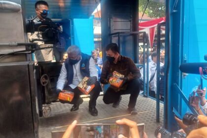 Sekretaris Kemenko Polkam RI, Letnan Jenderal TNI Mochamad Hasan dan Kepala BNN RI, Komjen Pol Marthinus Hukom dalam giat Pemusnahan Barang Bukti Narkotik dan Pengungkapan Kasus Rokok Elektrik (Vape) Mengandung Narkoba Dibawah Koordinasi Desk Pemberantasan Narkoba di Lapangan BNN, Cawang, Jakarta, Jumat (22/8/2025). Foto: Joesvicar Iqbal/ipol.id