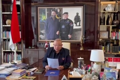 Momen Sekretaris Jenderal Partai NasDem Hermawi F. Taslim mengumumkan Nonaktifkan Ahmad Sahroni dan Nafa Urbach Sebagai Anggota DPR RI. Foto: Tangkap layar IG @mygigsmedia