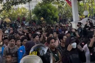 Aksi unjuk rasa massa Aliansi Rakyat Bone Bersatu menolak kenaikan PBB P-2 300 persen di Kantor Bupati, Bone, Sulawesi Selatan. Foto: Tangkap layar IG @infobone