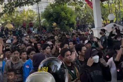 Aksi unjuk rasa massa Aliansi Rakyat Bone Bersatu menolak kenaikan PBB P-2 300 persen di Kantor Bupati, Bone, Sulawesi Selatan. Foto: Tangkap layar IG @infobone