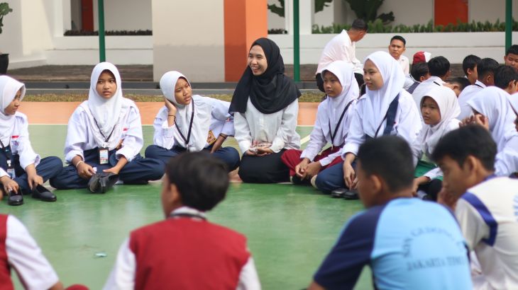 Seorang guru pendidikan agama Islam memberikan pengajaran kepada murid-muridnya. Foto: Kemenag