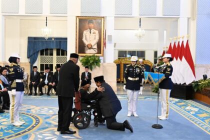 Teungku Nyak Sandang bin Lamudin dianugerahkan Tanda Kehormatan Republik Indonesia berupa Bintang Jasa Utama oleh Presiden Prabowo Subianto. Penganugerahan di Istana Negara, Jakarta. Foto: Setneg