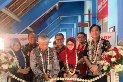 Perwakilan sekolah dan perwakilan Sharp Indonesia menggunting pita saat peresmian program Sharp Class di SMKN 2 Yogyakarta