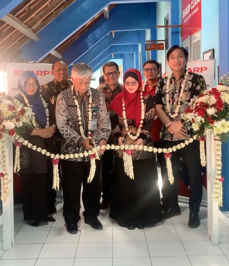Perwakilan sekolah dan perwakilan Sharp Indonesia menggunting pita saat peresmian program Sharp Class di SMKN 2 Yogyakarta