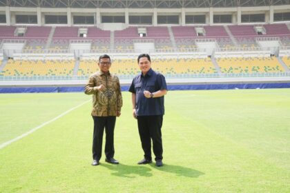 Ketua Umum PSSI, Erick Thohir, saat melakukan kunjungan ke Stadion Internasional Banten yang berkapasitas 35.000 penonton, didampingi oleh Gubernur Banten, Andra Soni. Foto: PSSI