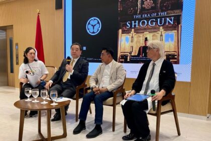 Dua tokoh penting, mantan Panglima TNI, Jenderal TNI (Purn) Moeldoko bersama mantan Kepala Staf Kepresidenan Republik Indonesia, lehiro Tokugawa, pewaris generasi ke-19 dan keluarga Tokugawa dan Wakil Wali Kota Nanto, Muneto Saito, dalam acara bertajuk Sakuranesia "Friend Ship” Japan-Indonesia Cultural Dialogue di Paviliun Indonesia, Expo 2025 Osaka-Kansai, Jepang, Jumat (1/8/2025). Foto: Ist