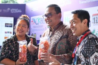 Direktur Human Capital Management Telkom Henry Christiadi bersama SGM Social Responsibility Telkom Hery Susanto dan salah satu UMKM Binaan yang turut menyemarakkan UMK Digital Fest 2025 yang diselenggarakan di Vertical Garden, Telkom Landmark Tower Jakarta. Foto: Telkom Indonesia
