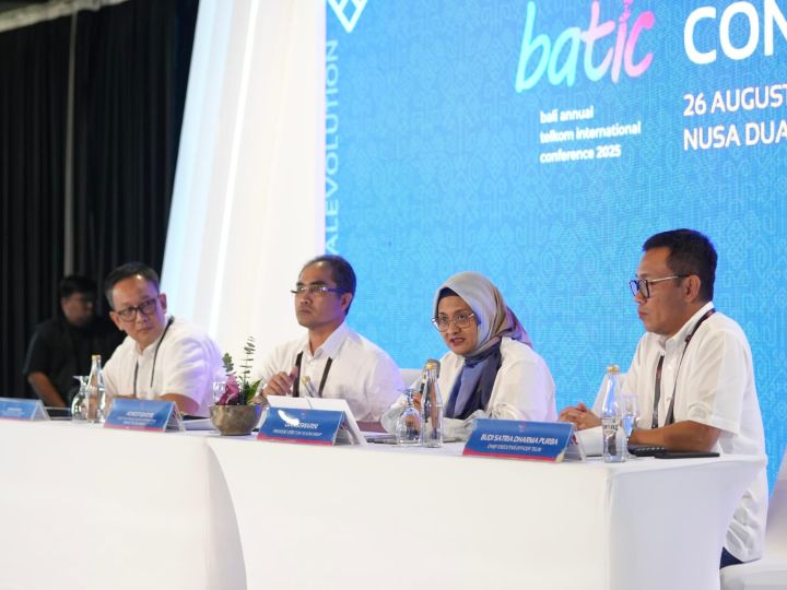 (kiri ke kanan) SVP Group Sustainability and Corporate Communication Ahmad Reza, Direktur Wholesale & International Services Telkom Honesti Basyir, Direktur Utama Telkom Dian Siswarini, dan CEO Telin Budi Satria Dharma Purba saat sesi Press Conference BATIC di The Westin Resort, Nusa Dua, Bali pada Selasa (26/8/2025). Foto: Telkom Indonesia