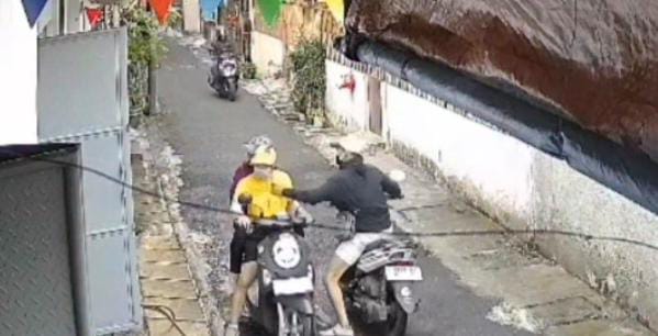 Simak, Tangkapan CVTV, Penjambret Berhasil Menggasak, Kalung Pengemudi Motor, di Kawasan Tambora, Jakbar