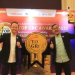 Direktur Utama TelkoMedika Dicky Anfiadi (kiri) dan GM Corporate Office & Digital TelkoMedia Ahmad Faishol (kanan) saat acara TOP GRC Awards 2025 di Hotel Raffles Jakarta pada Senin (11/8/2025). Foto: Telkom Indonesia
