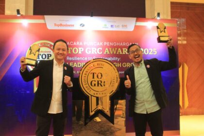 Direktur Utama TelkoMedika Dicky Anfiadi (kiri) dan GM Corporate Office & Digital TelkoMedia Ahmad Faishol (kanan) saat acara TOP GRC Awards 2025 di Hotel Raffles Jakarta pada Senin (11/8/2025). Foto: Telkom Indonesia