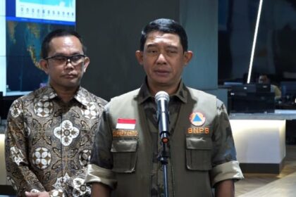 Kepala BNPB Letjen TNI Suharyanto dalam keterangannya memastikan situasi Kota Nabire kondusif, aman dan terkendali pasca gempa M 6.6 terjadi pada Jumat (19/9/2025). Foto: Ist