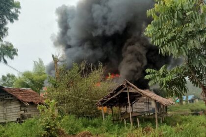 KKB menembak warga sipil dan membakar rumah korban di Distrik Kolf Braza, Kabupaten Asmat, Minggu (21/9/2025). Foto: Humas POlri
