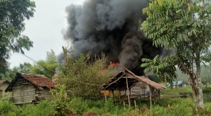 KKB menembak warga sipil dan membakar rumah korban di Distrik Kolf Braza, Kabupaten Asmat, Minggu (21/9/2025). Foto: Humas POlri