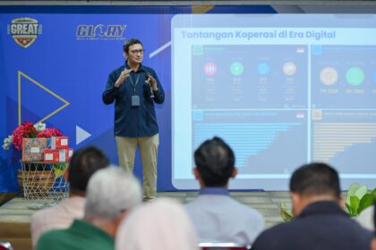 Executive Vice President Telkom Regional 2 Edie Kurniawan saat memberikan paparan pada acara sosialisasi platform digital untuk KD/ KMP Kota Tangerang, Kab Tangerang, dan Kota Tangerang Selatan di Kantor Witel Banten, pada (15/9/2025). Foto: Telkom Indonesia
