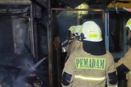 Petugas Damkar memadamkan api yang membakar kios di Jalan Sensus Kelurahan Bidara Cina, Kecamatan Jatinegara, Jakarta Timur, Rabu (24/9/2025). Foto: Ist