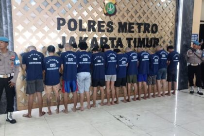 Polres Metro Jakarta Timur menggelar pengungkapan kasus penyerangan, pembakaran, perusakan dan penjarahan di sejumlah kantor polisi di wilayah Jakarta Timur belum lama ini. Sebanyak 12 tersangka dari 17 pelaku dihadirkan bersama sejumlah barang bukti diamankan di Mapolres Jakarta Timur, Senin (8/9/2025) siang. Foto: Joesvicar Iqbal/ipol.id