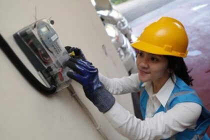 Ilustrasi. Pemeriksaan daya dilakukan oleh petugas Perusahaan Listrik Negara. Foto: PLN