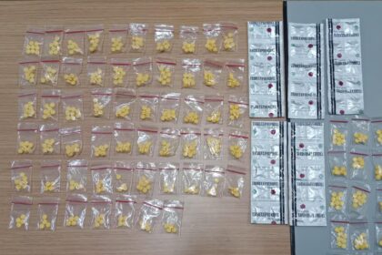 Sejumlah barang bukti obat-obatan terlarang diamankan Satresnarkoba Polres Metro Jakarta Selatan dari penjaga toko berinisial AA di warkop yang digerebek di wilayah Jagakarsa, dan toko kosmetik juga menjual obat psikotropika berada di kawasan Pasar Minggu, Jakarta Selatan, juga digeledah aparat, Kamis (25/9/2025) dini hari. Foto: Ist