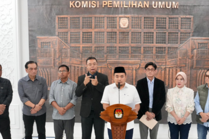 Ketua KPU Mochammad Afifuddin saat konferensi pers di Gedung KPU, Selasa (16/9/2025). Foto: KPU