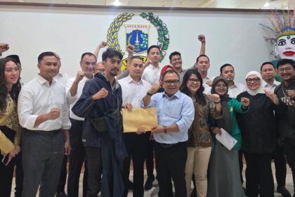 Para pimpinan DPRD DKI Jakarta bersama perwakilan fraksi-fraksi menerima perwakilan massa dari Aliansi Mahasiswa Peduli Demokrasi (AMPSI) di Gedung DPRD DKI Jakarta, Kamis (4/9/2025) Foto: DPRD DKI