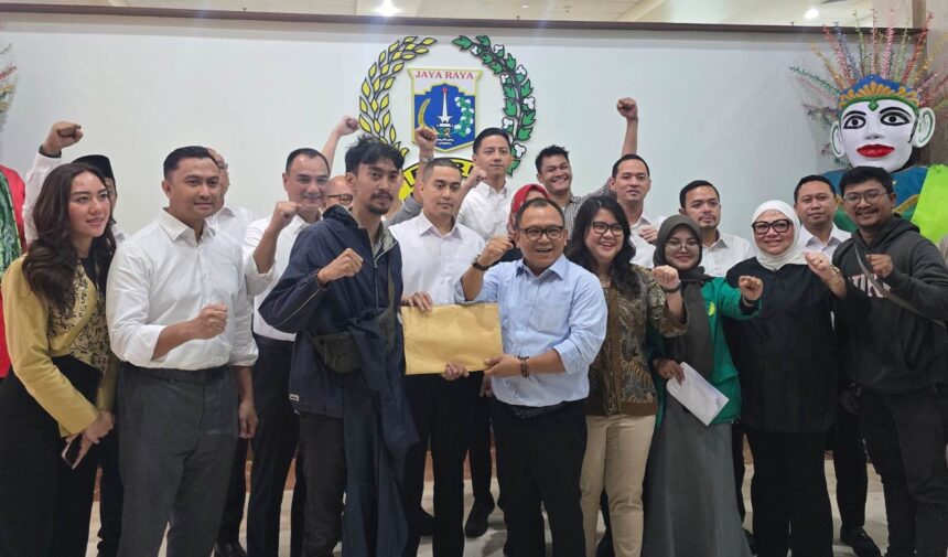 Para pimpinan DPRD DKI Jakarta bersama perwakilan fraksi-fraksi menerima perwakilan massa dari Aliansi Mahasiswa Peduli Demokrasi (AMPSI) di Gedung DPRD DKI Jakarta, Kamis (4/9/2025) Foto: DPRD DKI