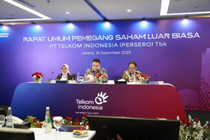 Komisaris Utama Telkom, Angga Raka Prabowo (tengah), didampingi oleh Komisaris Telkom, Rizal Mallarangeng (kanan), dan Direktur Utama Telkom, Dian Siswarini (kiri) pada saat agenda Rapat Umum Pemegang Saham Luar Biasa (RUPSLB) Telkom berlangsung. Foto: Telkom Indonesia