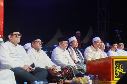 Gubernur DKI Jakarta, Pramono Anung dan Wakil Gubernur, Rano Karno mengikuti kegiatan Jakarta Bersholawat dalam peringatan Maulid Nabi Muhammad SAW dan Doa Kebangsaan di kawasan Monas, Gambir, Jakarta Pusat, Sabtu (6/9/2024) malam. Foto: dok. Pemprov