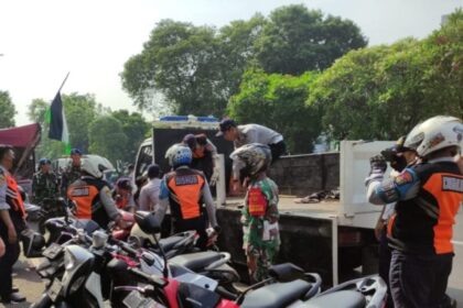 Petugas Dishub saat melakukan penertiban parkir liar di Jakarta. Foto: dok ipol.id