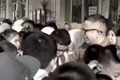 Momen haru Kepsek SMP Negeri 1 Prabumulih, Roni Ardiansyah berpamitan dengan siswa. Foto: Tangkapan layar video viral