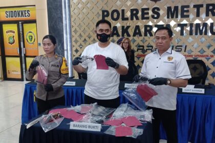 Kasat Reskrim Polres Metro Jaktim, AKBP Dicky Fertoffan (tengah) didampingi Kanit Ranmor Satreskrim Polres Jaktim, AKP M Zein, dan Kasi Humas Polres Jaktim, AKP Teta menunjukkan barang bukti kasus curanmor di Mapolres Jaktim, Selasa (16/9/2025). Foto: Joesvicar Iqbal/ipol.id